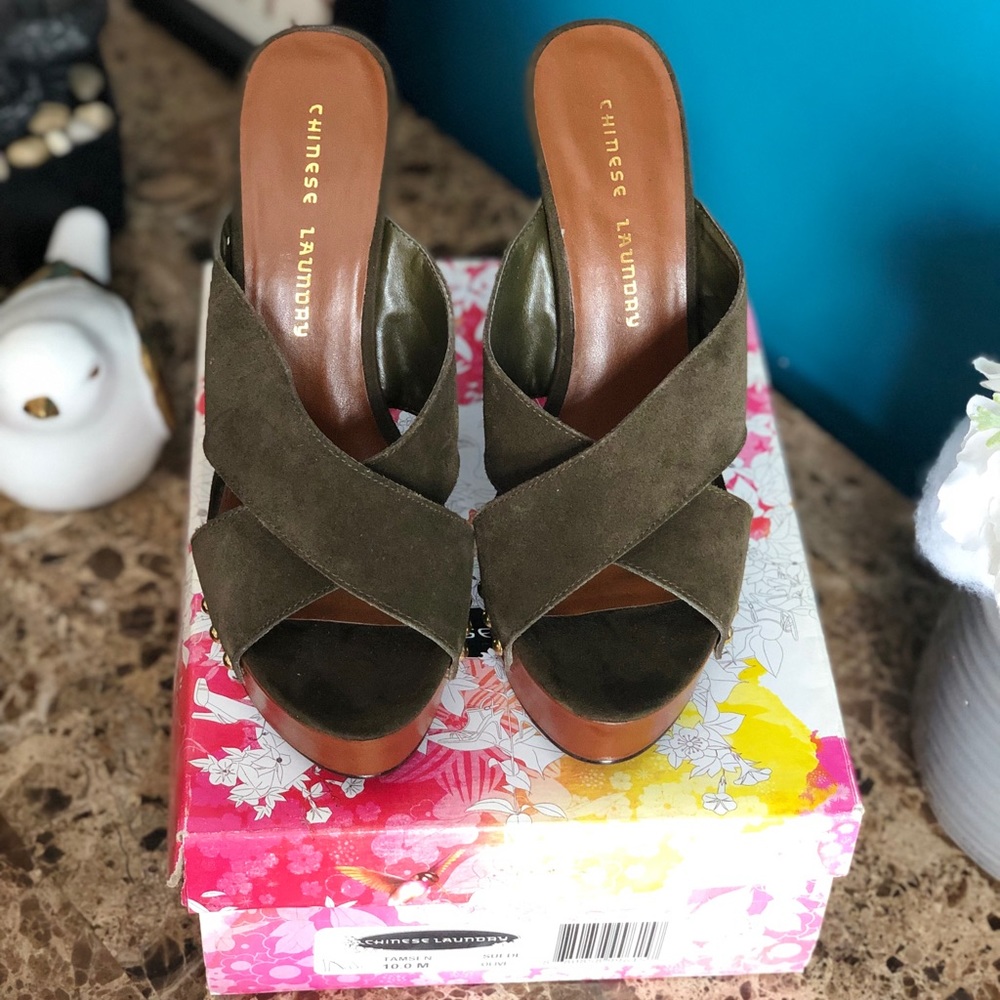 Nvr Worn Sz 10 Chinese Laundry platform sandals